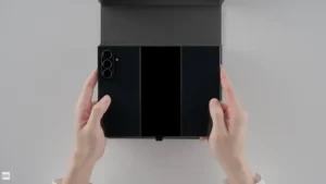 سامسونج تكشف أول فيديو رسمي لفتح هاتف Galaxy Z TriFold الهندسي الجديد